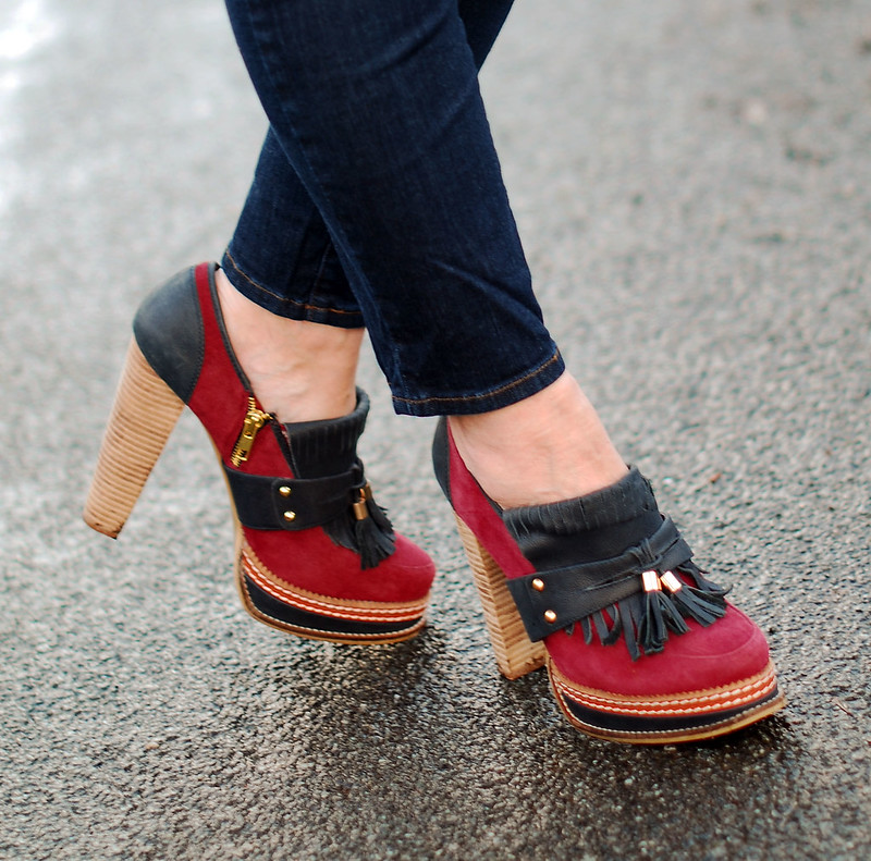Skinny cropped jeans with two-tone heeled loafers