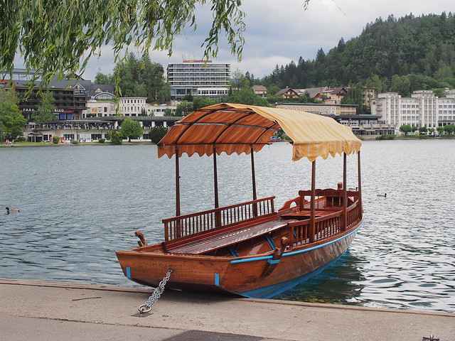 Bled湖旁的觀光渡船