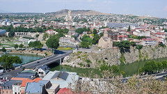 Most i kościoł Metechi, na drugim planie cerkiew Sameba. Tbilisi.