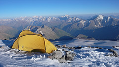 Mój namiot ponad Skałami Pasuchova na 4700m.