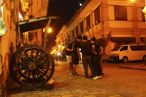 Calle Crisologo Vigan: A group of tourist previewing their group shots
