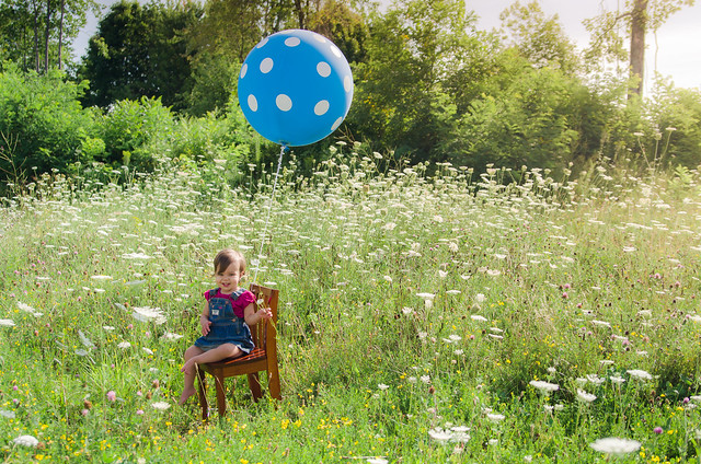 20140816-Coraline-Balloon-in-Field-Flowers-3089