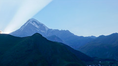 Szczyt Kazbek 5043m. Widok z Stepancminda (Kazbegi).