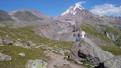 Droga do stacji meteo (Bethlemi Hut 3680m).  W tle szczyt Kazbek 5043m.