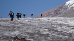 Podejście lodowcem Gergeti w kierunku stacji meteo (Bethleim Hut 3680m)