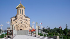 Największa w Gruzjii cerkiew Sameba (Sobór Św. Trójcy), zdudowana w 1995r. Tbilisi.