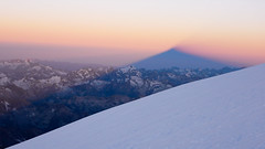 Podejscie na szczyt gdzieś na wys. 5100m.  Widoczny cień wierchołka Elbrus.
