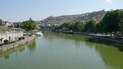 Widok z Mostu Pokoju, rzeka Kura Mtkvari, Tbilisi.