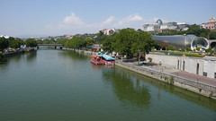 Widok z Mostu Pokoju, rzeka Kura Mtkvari, po prawej na górze Pałac Prezydencki, Tbilisi.