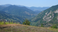 Widok z górej stacji kolejki linowej Khulo w górach Adjara.