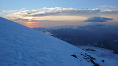 Widok na wschodzace słońce, z namiotu powyżej Skał Pastuchova na 4700m.