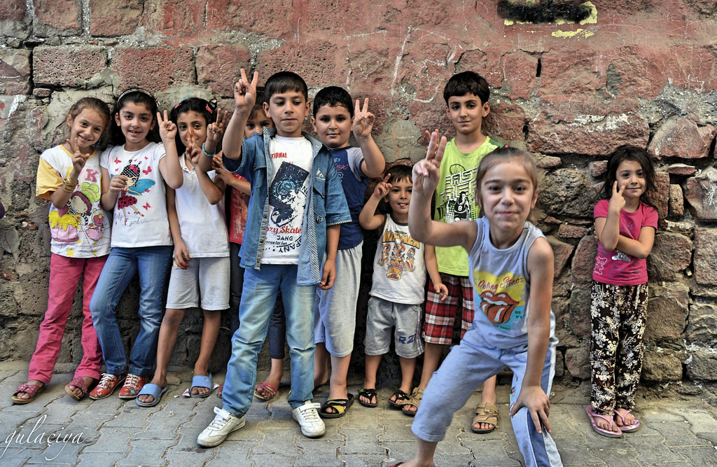 Zarokên Amedê / the children of Amed