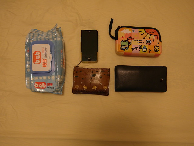 嘗試把這些東西放進媽媽包看看：濕紙巾、相機、手機、零錢包、皮夾