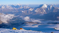 Moj namiot (po lewje) ponad Skałami Pastuchova (4700m)