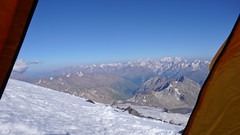 Widok z namiotu powyżej Skał Pastuchova na 4700m.