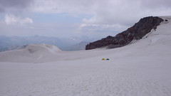 Namioty na plateau 4400m, pod szczytam Kazbek 5043m.
