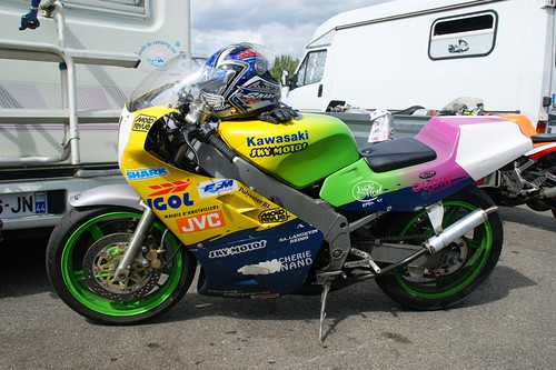 Une Kawasaki 250 qui en fait voir de toutes les couleurs !