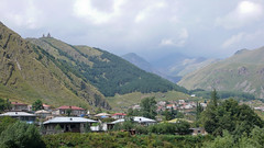 Wioska Gergeti, na drugim planie klasztor.
