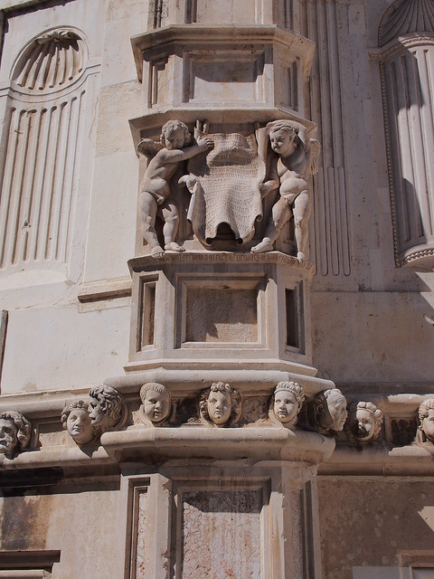 教堂外牆上的雕刻人頭與小孩雕像