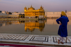 Temple guard and Sikh Goldn Temple - Amritsar, India