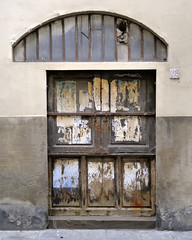 Offset at No. 28 - battered old door and arched window - Santo Spirito, Oltrarno, Florence