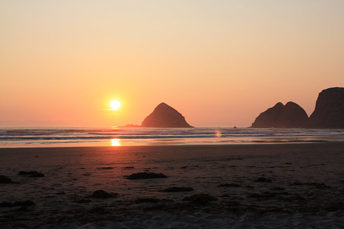 ocean travel sunset beach oregon photography coast warm waves glow view dusk or pacificocean oregoncoast oc pacificcoast sunsetting stateparks oregonbeach oregonstateparks traveloregon visitoregon