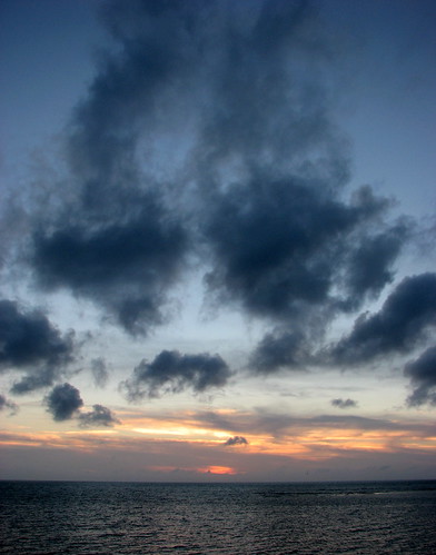 ocean sunset sky cloud geotagged 夕陽 okinawa 沖縄 雲 夕日 海 空 chatan 夕焼け 北谷 geo:lat=26296820 geo:lon=127757370