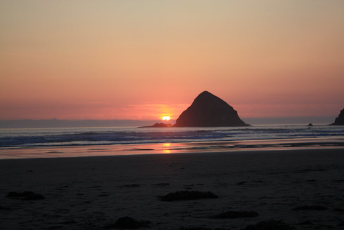 ocean travel sunset beach oregon photography coast warm waves glow view dusk or pacificocean oregoncoast oc pacificcoast sunsetting stateparks oregonbeach oregonstateparks traveloregon visitoregon