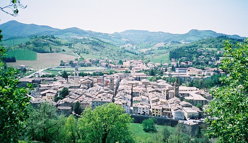 italy green town italia hills urbania lemarche