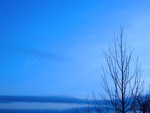 blue sunset sky silhouette clouds landscape country bleu ciel outline nuages paysage campagne coucherdesoleil dominantcolour trainéedavion couleurdominante
