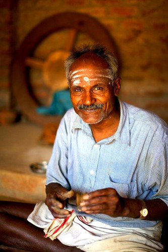 portrait people india man potter pot handheld dslr chennai 2009 photographyrocks efllens platinumphoto canoneos5dmarkii theheartofindia