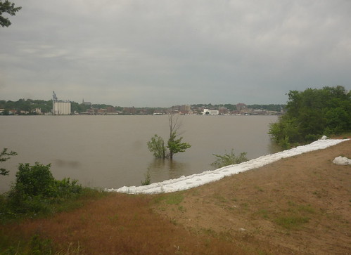 rain june burlington port mississippi illinois midwest crossing gulf flood iowa amtrak 2008 floods sandbags levee