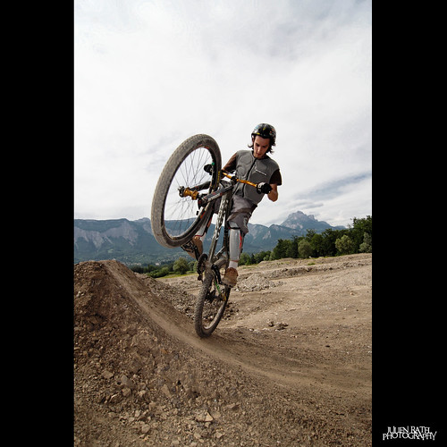 bike speed grenoble canon jump movement freestyle mountainbike tokina cycle hugs eos350d height vtt saut sauter filé slopestyle bisous warreng shootingsession 1224f4 blueju38 julienratel julienratelphotography sectionslopestyle