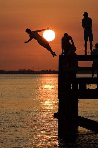 sunset summer orange silhouette pier jump action britishcolumbia dive teenagers diving surrey crescentbeach contrejour mudbay vob pierjumping pierdiving kvdl joyously