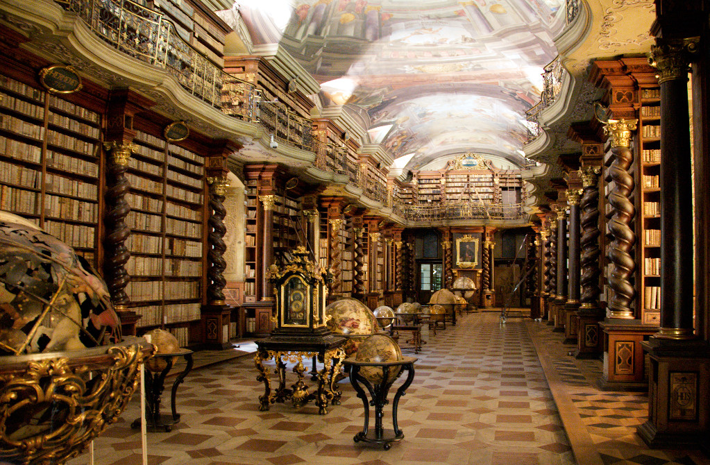 Vieille bibliothèque dans le Clementinum