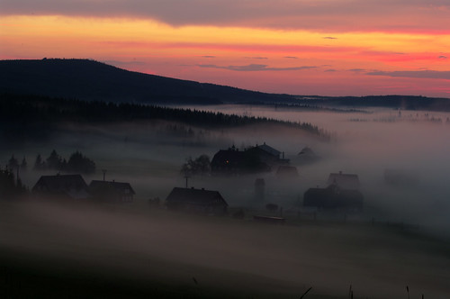 sunset mist fog village view czech dusk awesome illumination dramatic valley czechrepublic overlook vesnice česko českárepublika jizerskéhory jizerka jizerskemountains