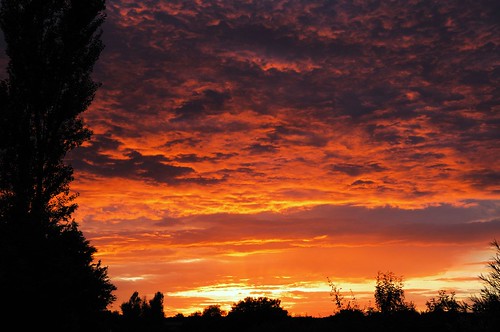 sunset red sky france clouds fire nikon cielo rosso francia coucherdusoleil d300 avallon nikond300