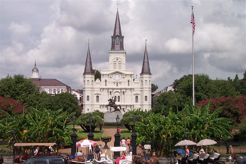 Jackson Square (antigua Plaza de Armas) y la Iglesia de Saint Louis, justo en frente del río Mississippi son el epicentro del French Quarter.