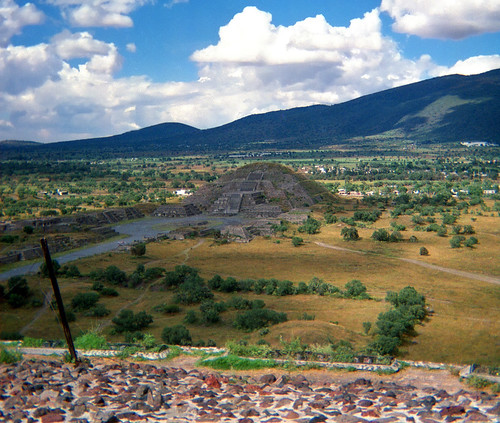 mexico view teotihuacan aussicht 1990 instamatic mexiko 126film mondpyramide sonnenpyramide pyramidedelsol pyramidedelaluna agfaxrg200 jugendsinfonieorchester 28x28 reflectacrystalscan7200 kodakinstamatic56x jsohannover