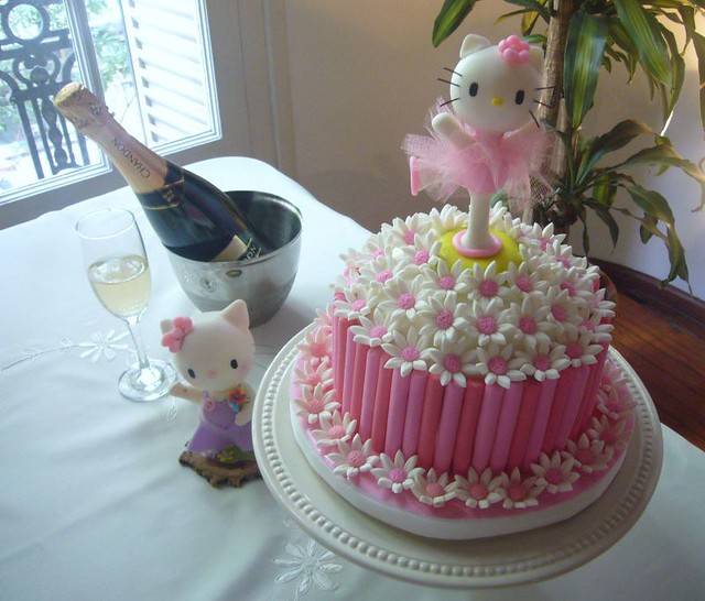 Madeleine S 1st Birthday Party Hello Kitty Fondant Cake Flickr