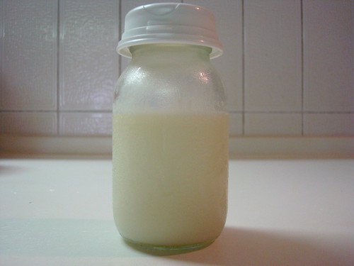 bottiglietta di latte materno