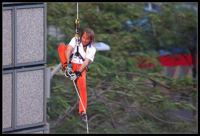 Alain Robert climbs Suntec, Singapore
