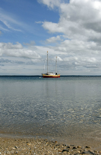reflection beach sailboat stones michigan lakemichigan oldmission nikond200 nikkor19200zoomvrlens