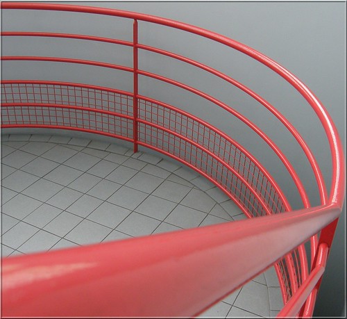 red rouge interestingness perspective explore curve railings escalier métal ligne balustrade courbe rampe carrelage gardecorps rambarde gardefou olibac photoexplore olympussp560uz explorewinnersoftheworld