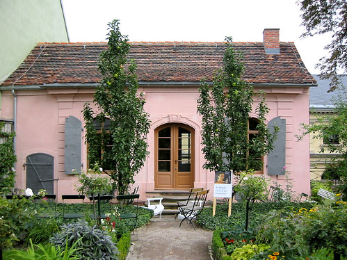 door pink trees 2004 germany garden weimar thüringen culture kirmskrackow