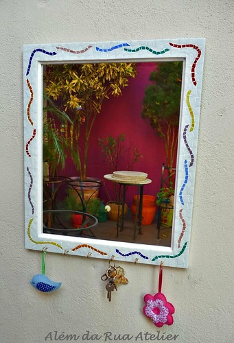 Espelho com moldura de mosaico e porta-chaves