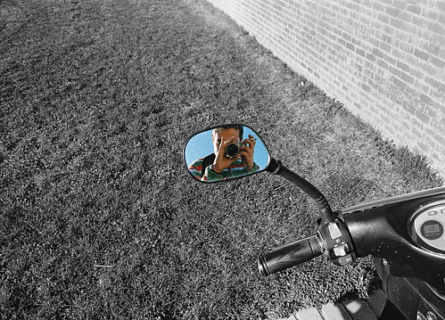 color autoportrait lawn autoretrato rearviewmirror moto retrovisor cesped blackwhitephotos