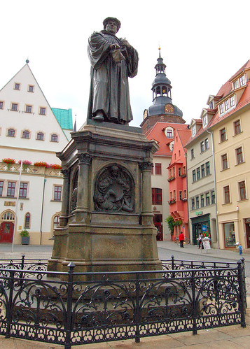 sculpture monument statue d50 germany landmark icon martinluther publicart rathaus iconic townsquare saxonyanhalt lutherdenkmal lutherstadt views600 5photosaday eisleben andreaskirche luthermonument