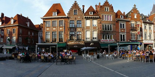 belgique grandplace façades tournai terrasses frèresetsoeurs sortiefritesetbièresbelges