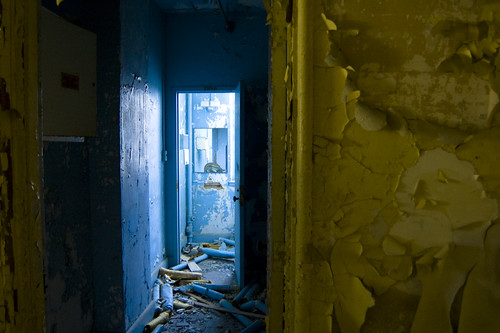 blue light shadow yellow dark bathroom nikon colours d70 debris maryland center mills soothing rosewood unflux 1835mm owings owingsmills